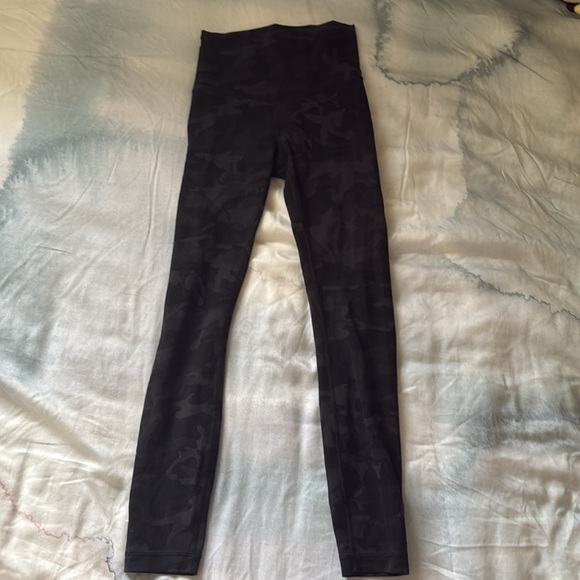 Lululemon Black Camo Wunder Train Pant 25” 4 - Picture 2 of 2
